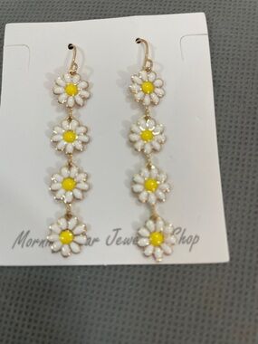 Daisy Drop Earrings - White & Yellow Floral Dangle 2” New